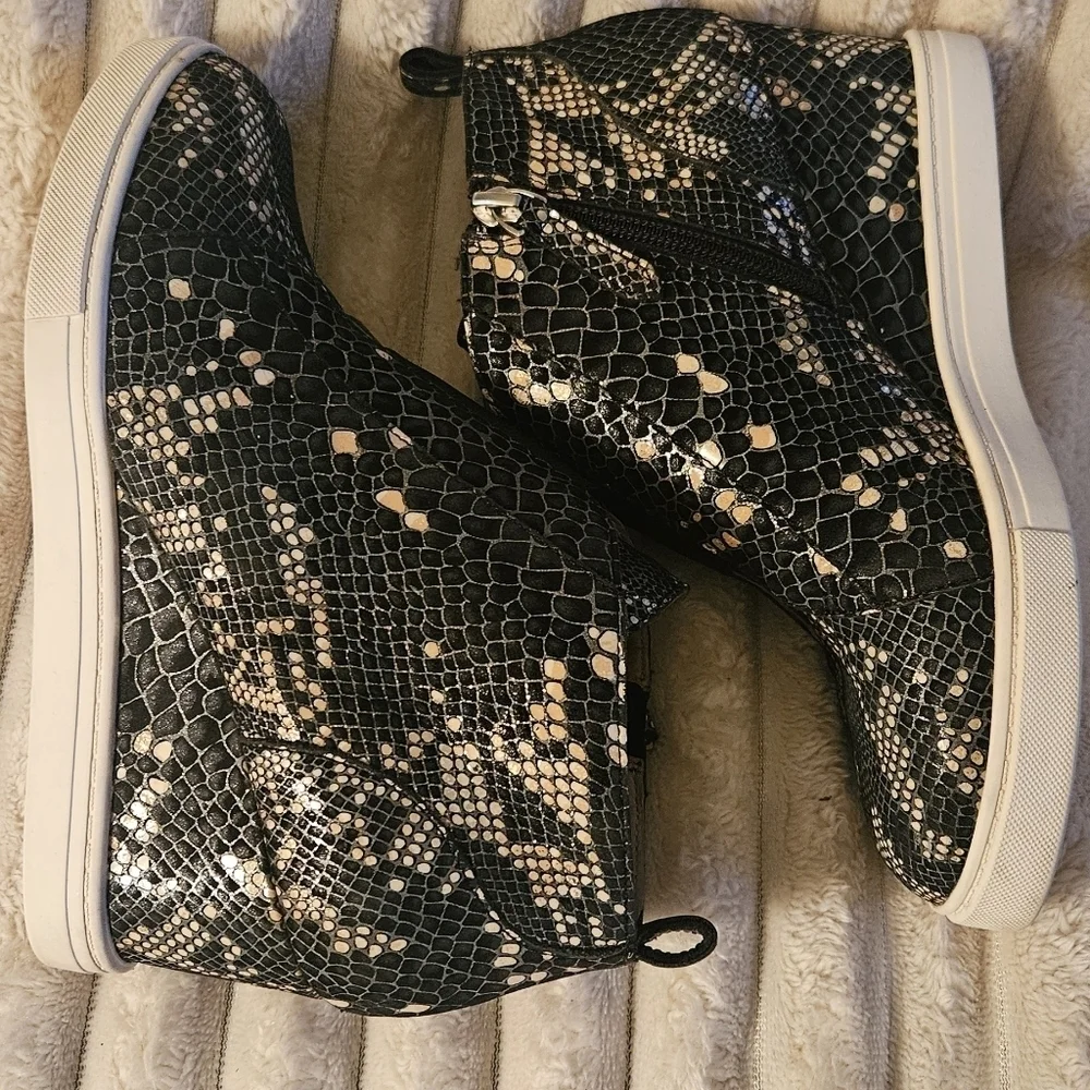 Linea Paolo Womens Size 5.5 M Heeled Black Gold Snakeskin Sneaker Hidden Wedge